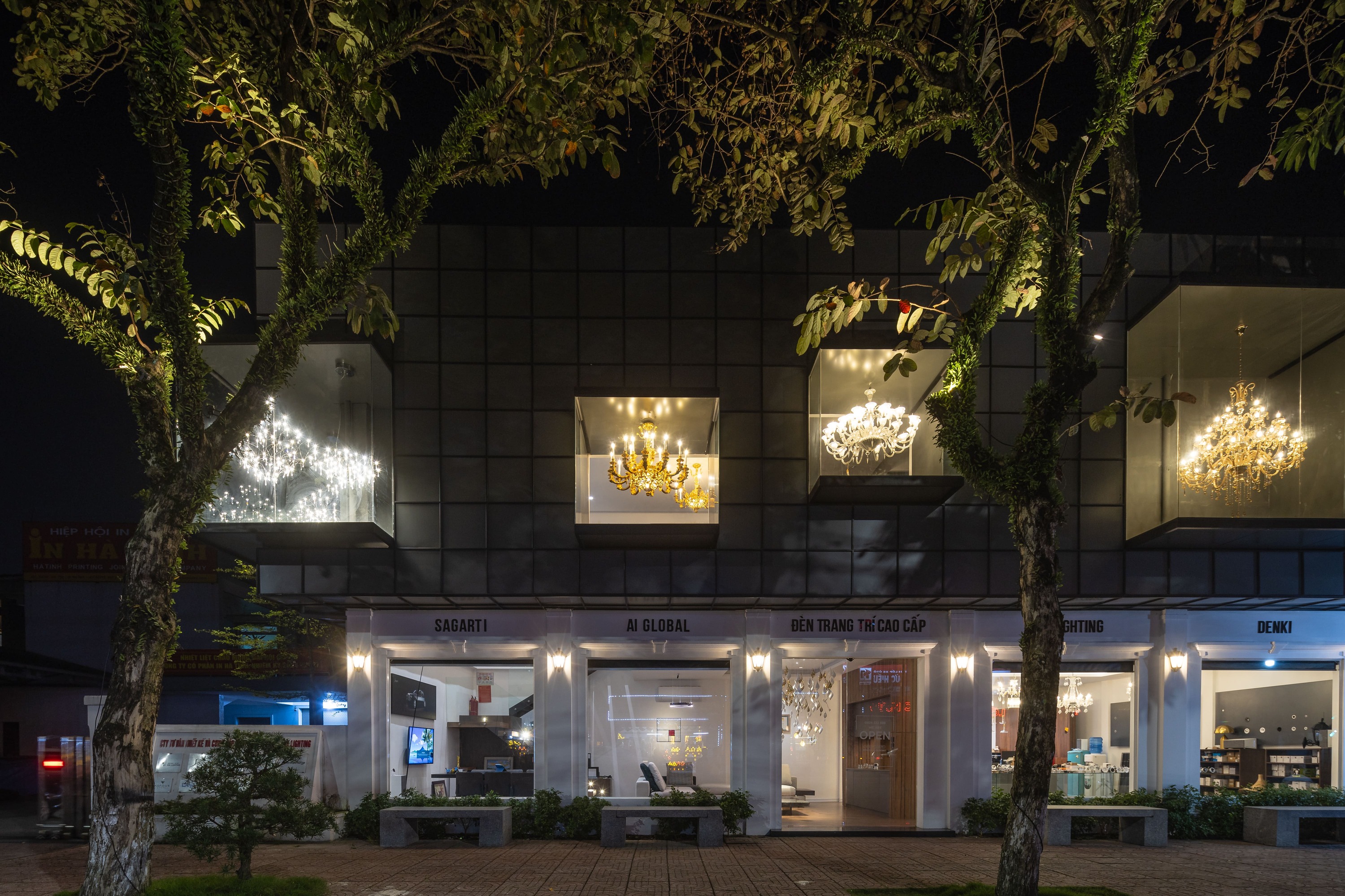 IDA LIGHTING SHOWROOM - Image 2