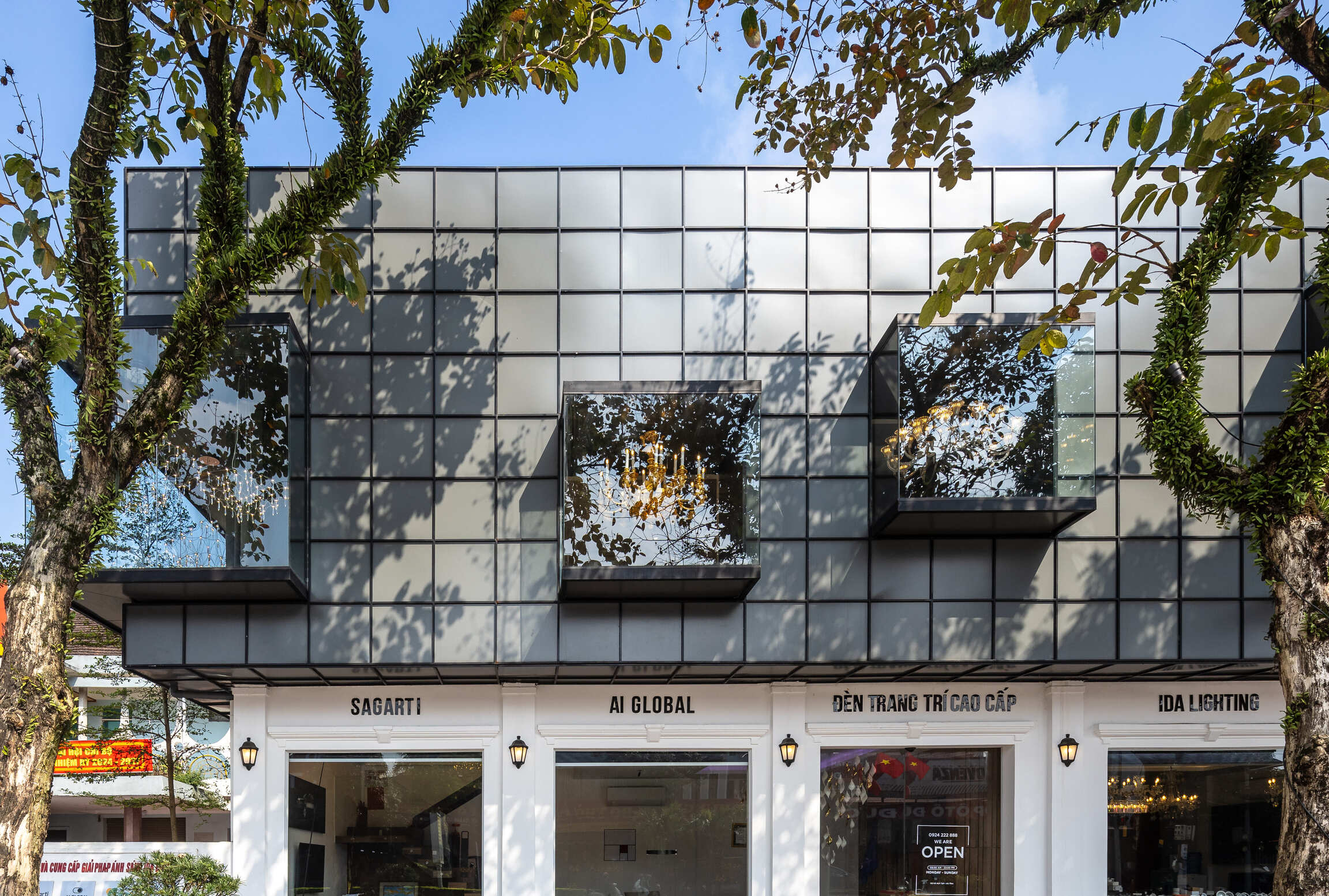 IDA LIGHTING SHOWROOM - Image 7