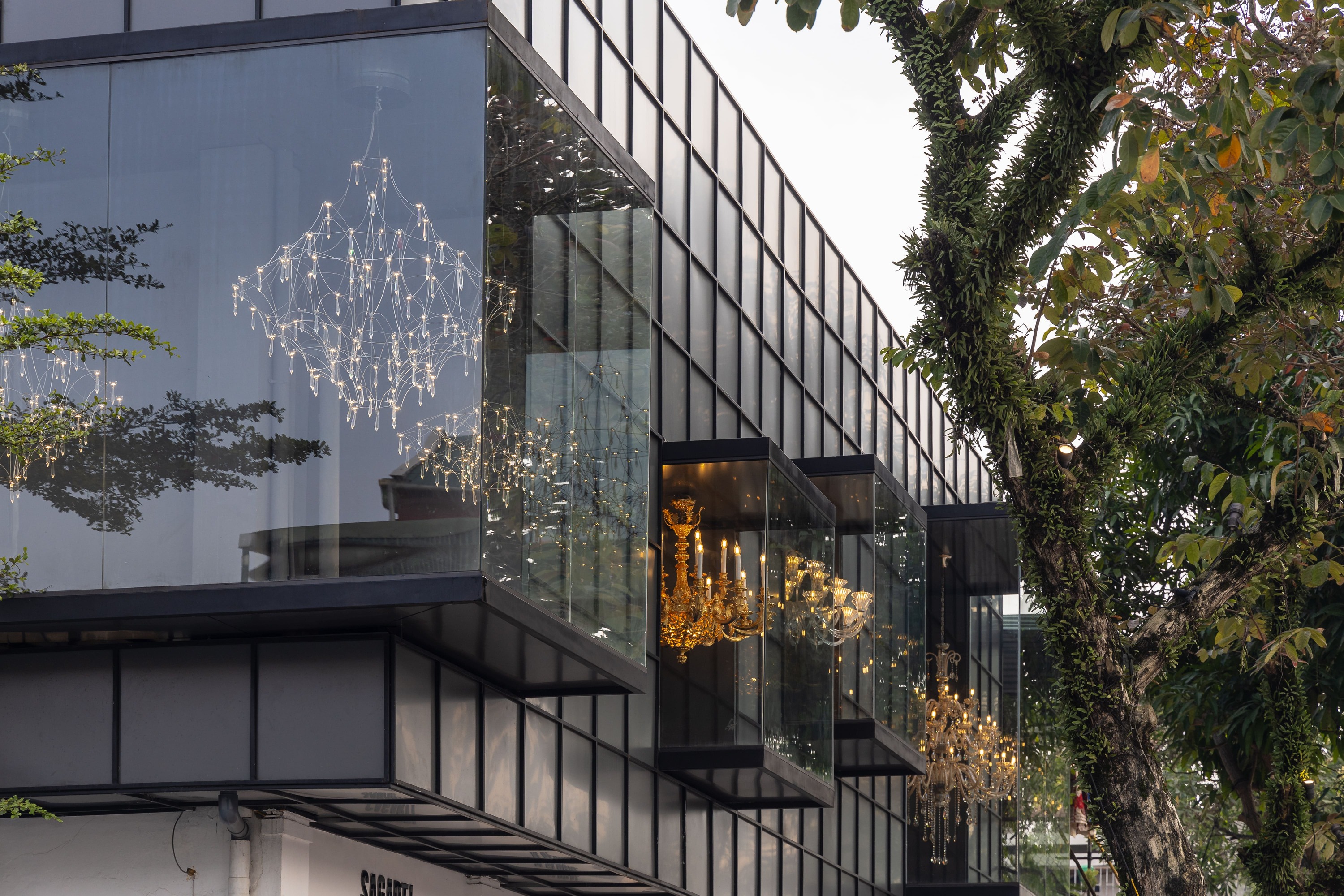 IDA LIGHTING SHOWROOM - Image 10
