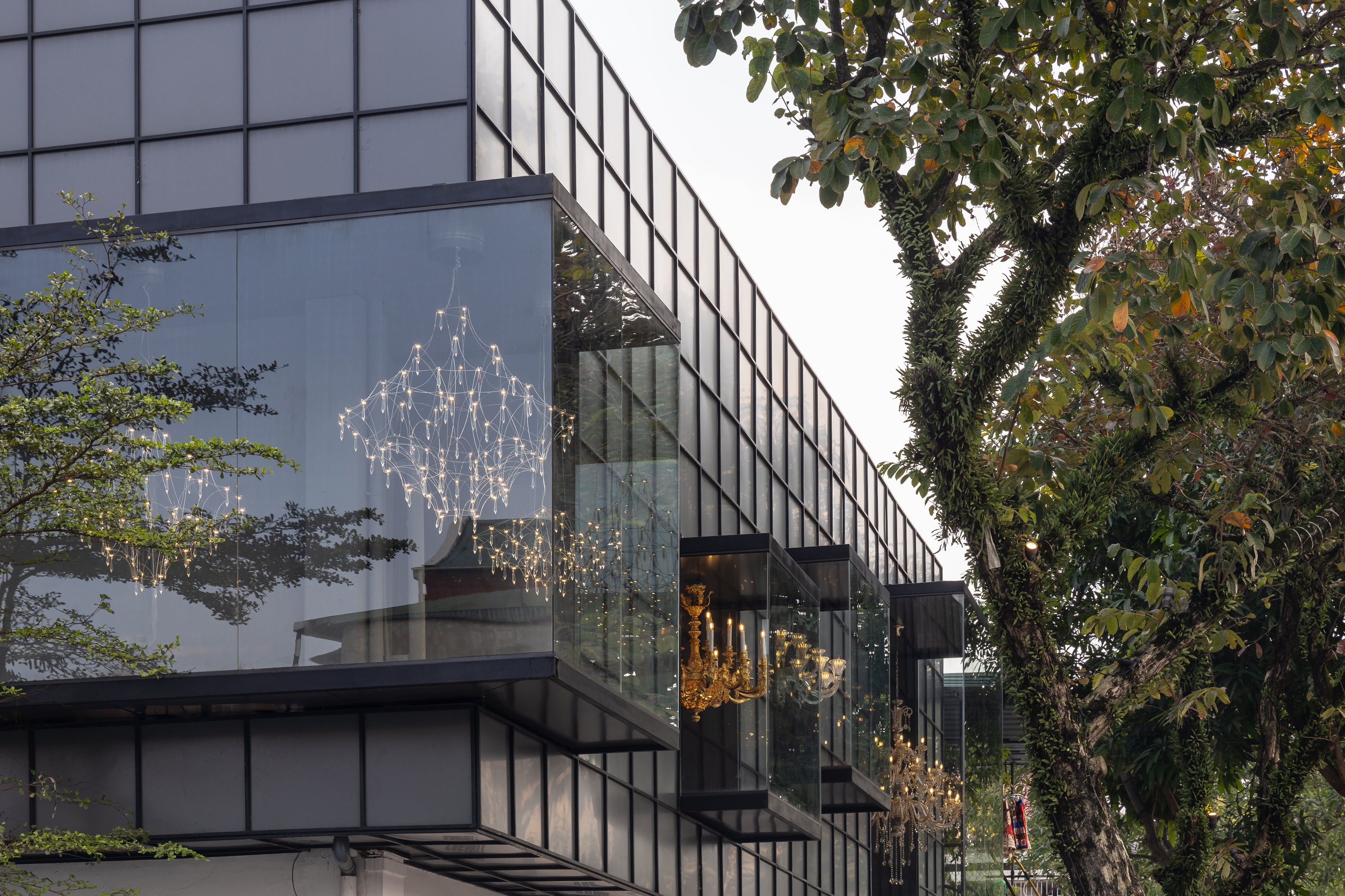 IDA LIGHTING SHOWROOM - Image 11