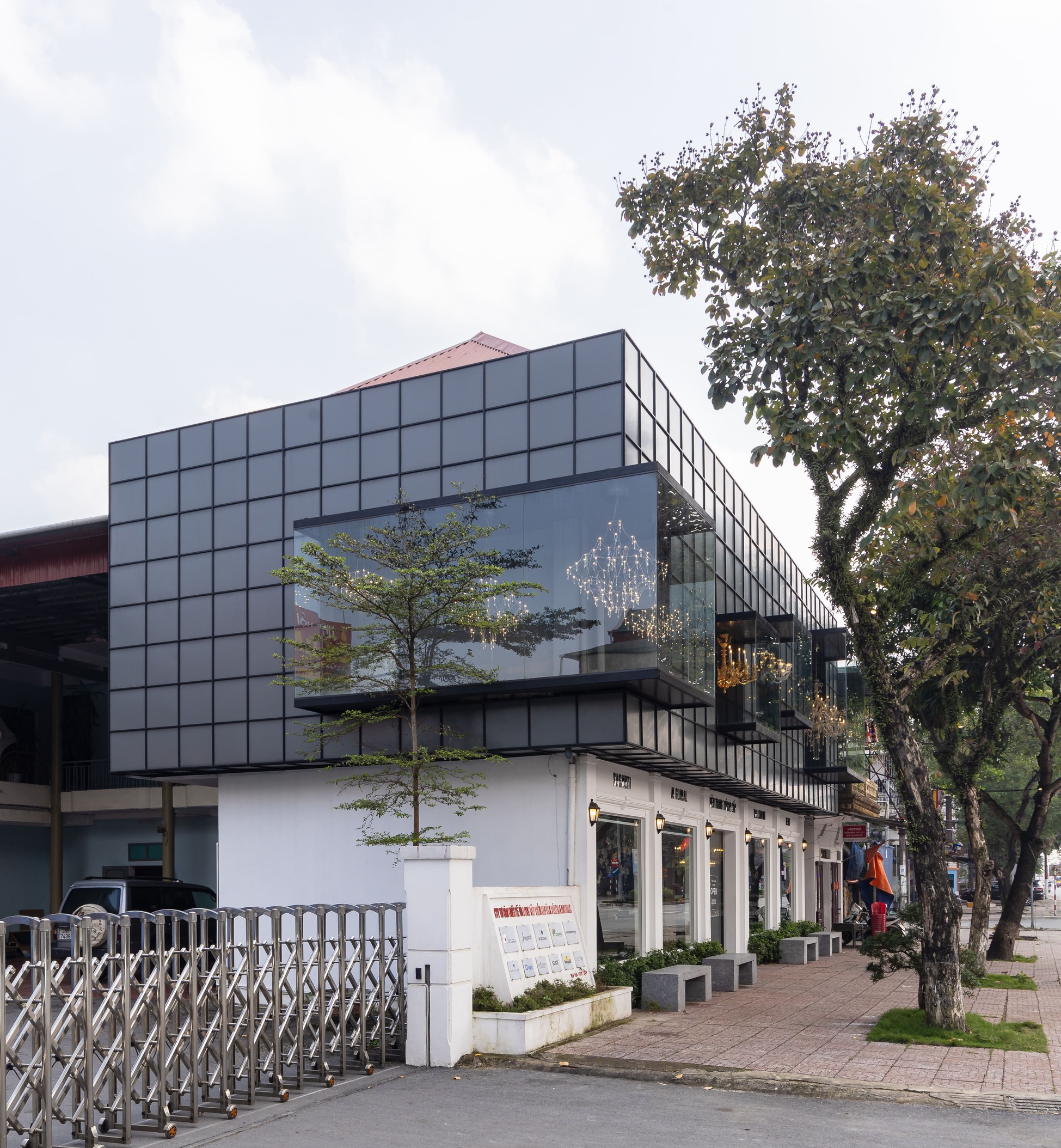IDA LIGHTING SHOWROOM - Image 12