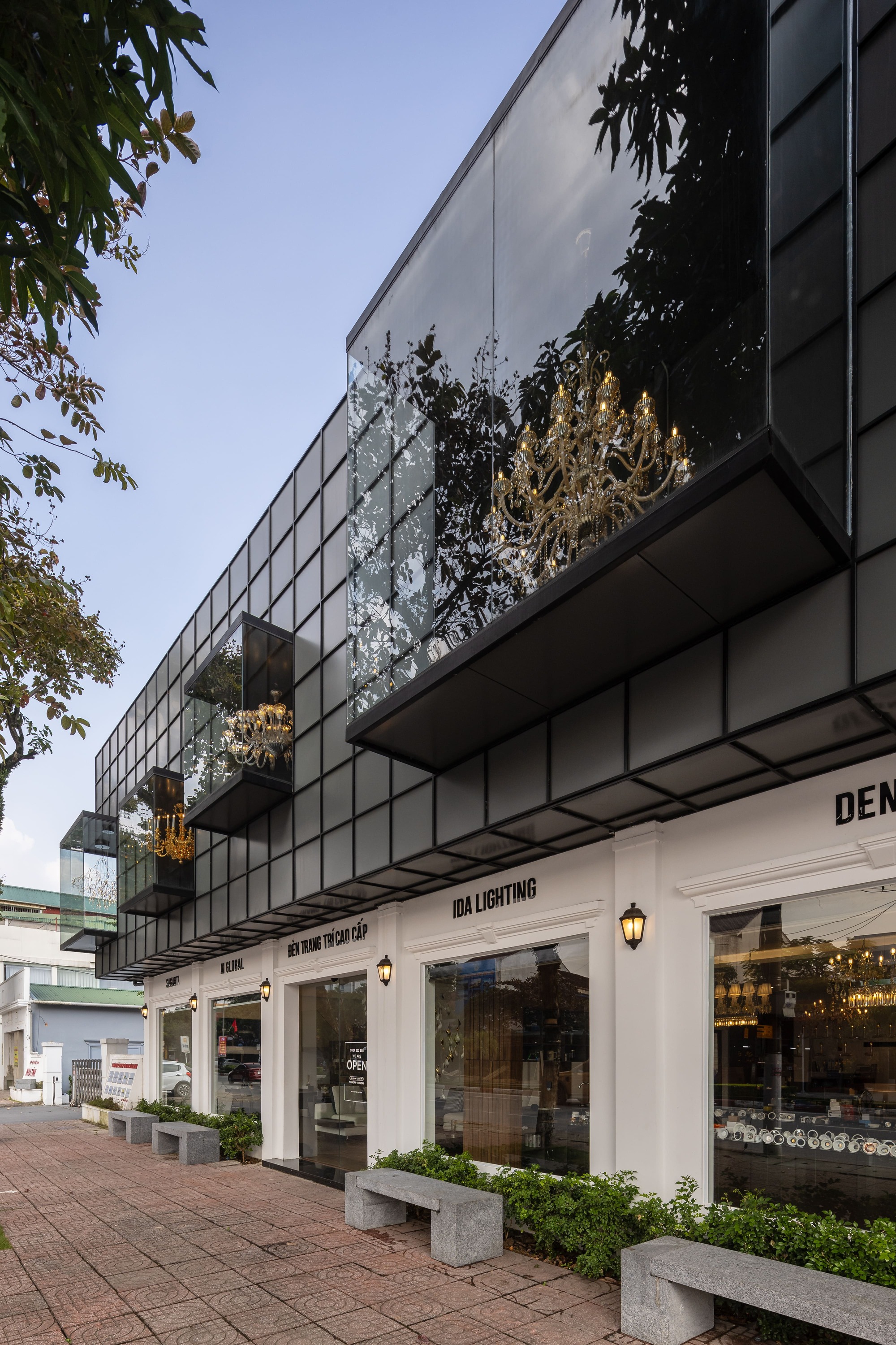 IDA LIGHTING SHOWROOM - Image 13